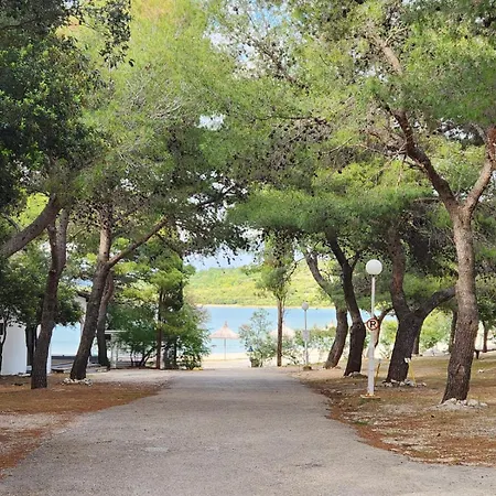 Seasalt Apartman Tisno